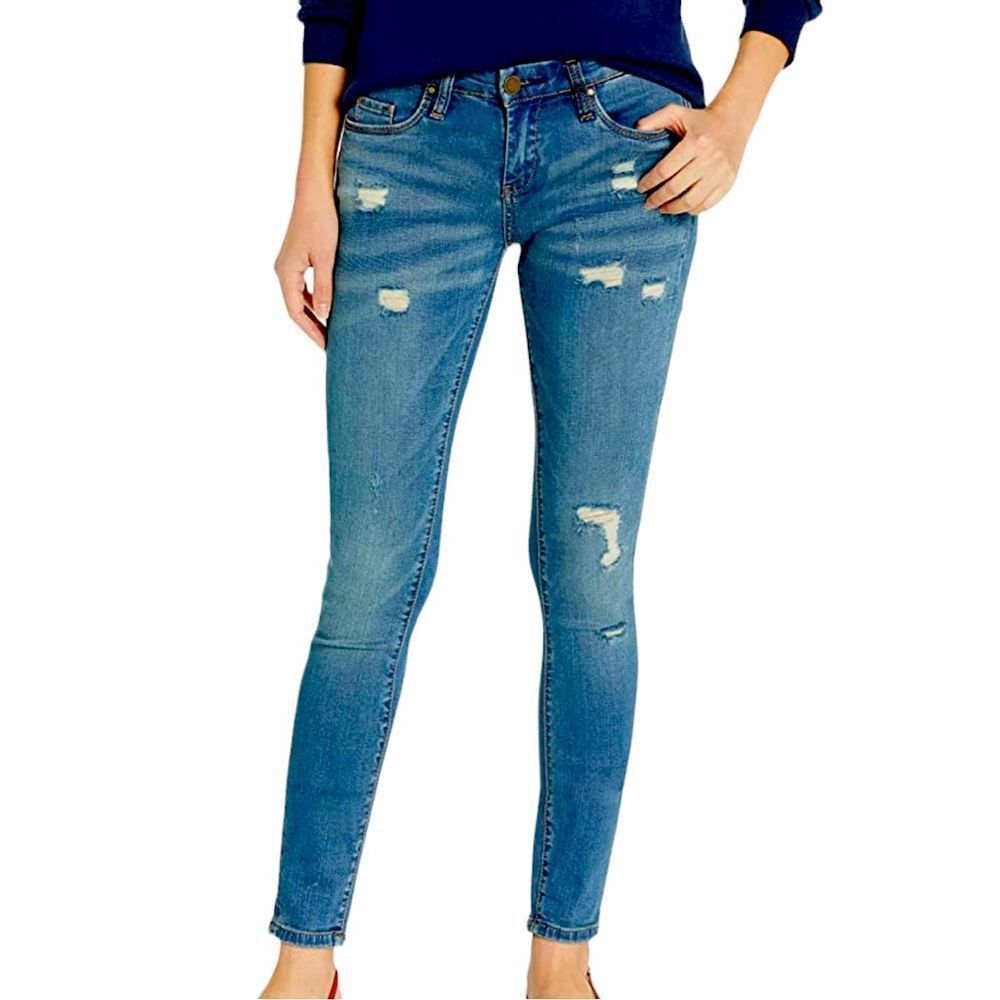 EUC Blank NYC Skinny Classique Mid Rise Distressed Jeans 28 6‎